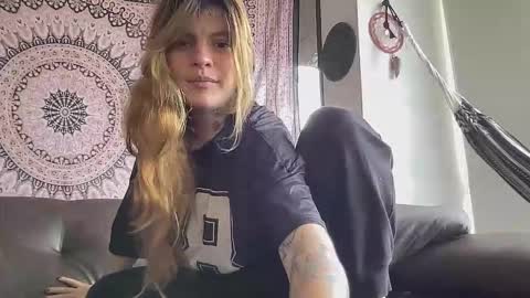 Snapshot of christine_f chatting on October 12, 6:07 pm Val riess -- Instagram free online show from October 12, 6:07 pm
