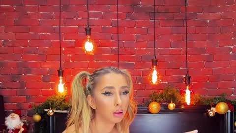 Snapshot of christyna_ross chatting on December 29, 11:39 pm christyna_ross online show from December 29, 11:39 pm