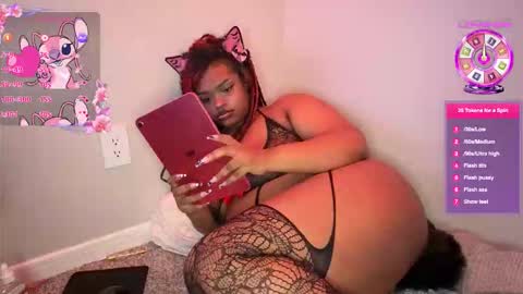 Snapshot of chubbeedweeb chatting on October 30, 4:03 am EmberEssence online show from October 30, 4:03 am