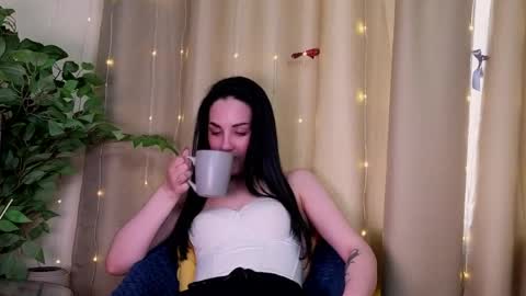 Nia online show from April 25, 1:41 pm