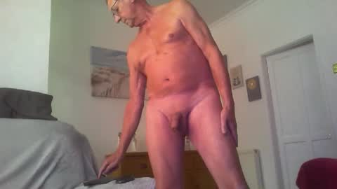 Snapshot of cineman22 chatting on October 24, 11:50 am Cineman22 online show from October 24, 11:50 am