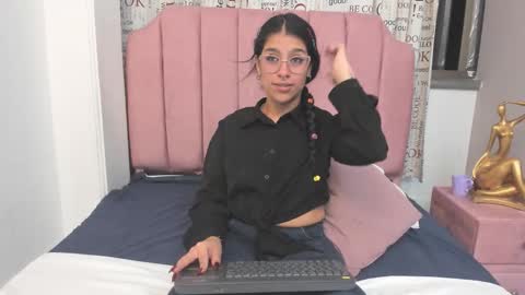 Snapshot of claire_aristizabal chatting on November 22, 4:33 am claire aristizabal online show from November 22, 4:33 am