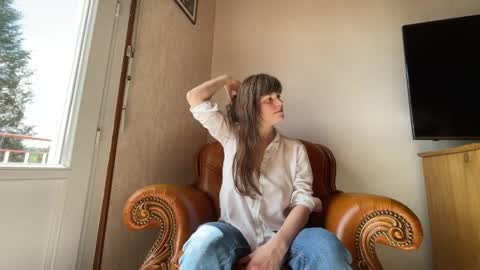 Claire Moulin online show from April 14, 12:00 pm