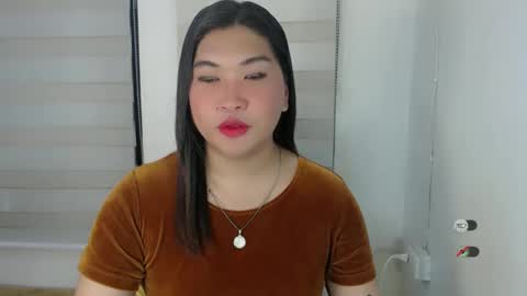 Snapshot of clairewntr_ chatting on February 18, 7:32 am CLAIRE online show from February 18, 7:32 am