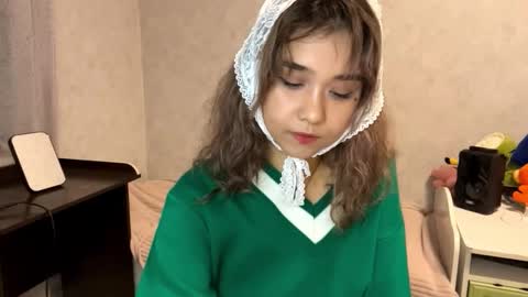 Snapshot of clary_cloud chatting on November 8, 6:29 pm Lara online show from November 8, 6:29 pm