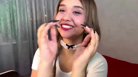 Snapshot of clary_cloud chatting on November 27, 6:21 pm Lara online show from November 27, 6:21 pm