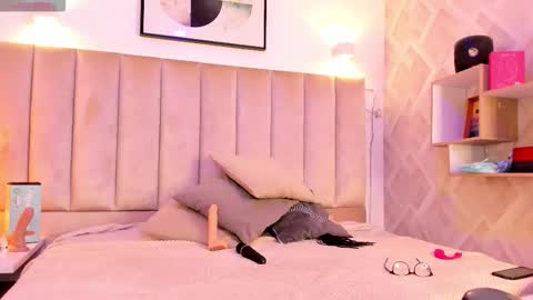 clhoe_johnson_ online show from November 11, 1:00 pm