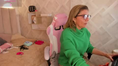 clhoe_johnson_ online show from April 21, 12:11 pm