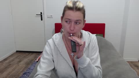 Syl  online show from February 5, 2:05 pm