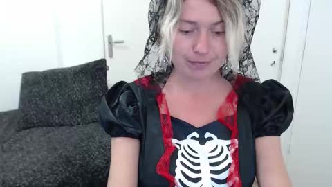 Syl  online show from October 28, 1:47 pm