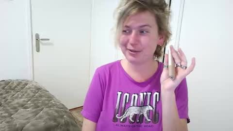 Snapshot of clittytastic chatting on December 17, 8:09 am Syl online show from December 17, 8:09 am