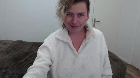 Snapshot of clittytastic chatting on January 12, 10:15 pm Syl online show from January 12, 10:15 pm