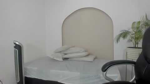 Snapshot of cloe_amazingg chatting on December 16, 3:28 pm Cloe online show from December 16, 3:28 pm