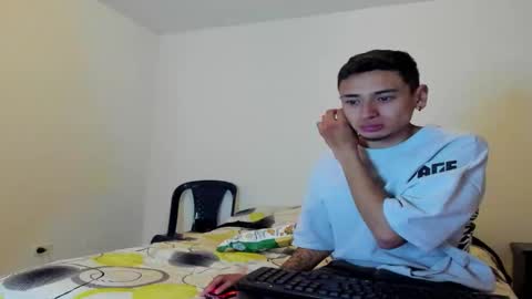 Snapshot of cloe_and_taylor chatting on February 24, 10:24 am Cloe and Taylor online show from February 24, 10:24 am