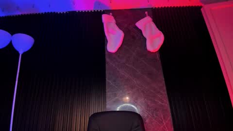 Cloe online show from December 4, 4:48 pm