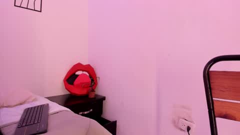 Snapshot of cloehonney chatting on November 19, 8:42 pm cloe online show from November 19, 8:42 pm