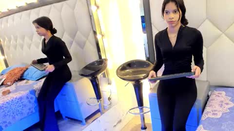 cloeygraweing online show from October 11, 4:27 pm