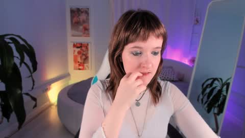 Snapshot of clover_red chatting on December 4, 1:42 pm Clover follow me online show from December 4, 1:42 pm