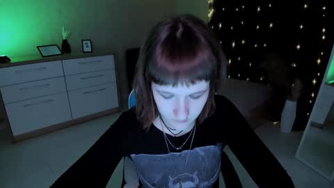 Snapshot of clover_red chatting on December 12, 5:59 pm Clover follow me online show from December 12, 5:59 pm