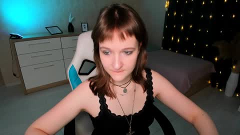 Snapshot of clover_red chatting on December 18, 3:00 pm Clover follow me online show from December 18, 3:00 pm