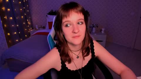 Snapshot of clover_red chatting on December 22, 6:04 pm Clover follow me online show from December 22, 6:04 pm