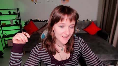 Snapshot of clover_red chatting on January 7, 6:35 pm Clover follow me online show from January 7, 6:35 pm