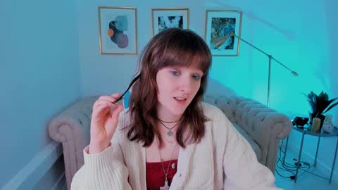 Snapshot of clover_red chatting on February 4, 5:23 pm Clover follow me online show from February 4, 5:23 pm