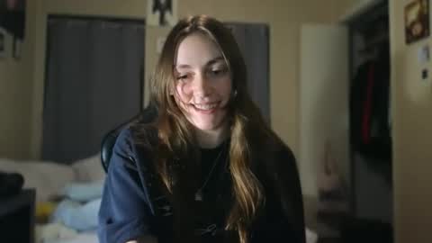 Snapshot of clover_tully chatting on December 12, 1:21 am Clover online show from December 12, 1:21 am