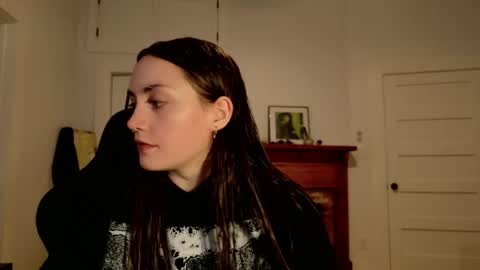 Snapshot of clover_tully chatting on October 22, 4:35 am Clover online show from October 22, 4:35 am