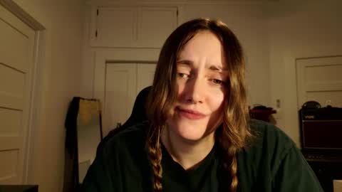 Snapshot of clover_tully chatting on December 16, 3:33 am Clover online show from December 16, 3:33 am