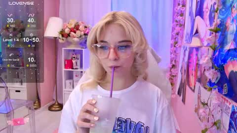 Snapshot of coconut_mia chatting on September 9, 11:43 am Mia online show from September 9, 11:43 am