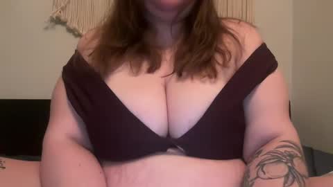 Snapshot of coconutbasil chatting on January 31, 12:29 pm coconutbasil online show from January 31, 12:29 pm