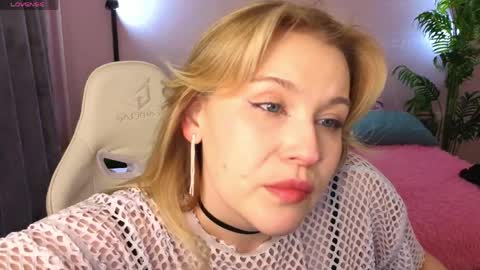 Snapshot of colleen_blake chatting on April 21, 5:17 pm Collen Mon Tue Wed Thu Fri GMT 3 0300am - 0900am online show from April 21, 5:17 pm