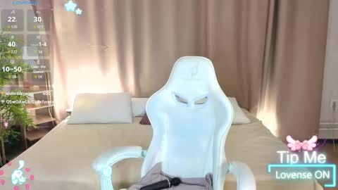 Snapshot of colleen_blake chatting on April 27, 5:44 pm Collen Mon Tue Wed Thu Fri GMT 3 0300am - 0900am online show from April 27, 5:44 pm