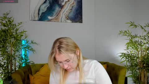 Snapshot of colleen_blake chatting on May 26, 5:42 pm Collen Mon Tue Wed Thu Fri GMT 3 0300am - 0900am online show from May 26, 5:42 pm