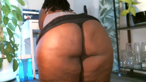 Snapshot of colorfullydark chatting on February 26, 1:41 pm Noni online show from February 26, 1:41 pm