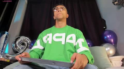 Snapshot of colstorw_ chatting on November 15, 10:23 am colstorw_ online show from November 15, 10:23 am