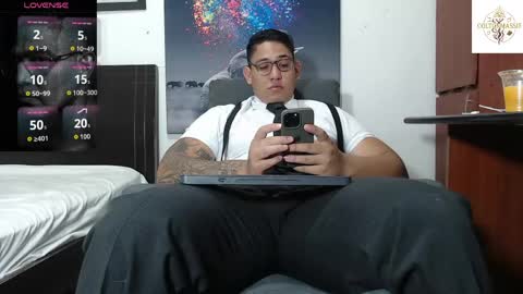 Snapshot of coltonmassif_ chatting on May 31, 2:35 pm coltonmassif_ online show from May 31, 2:35 pm