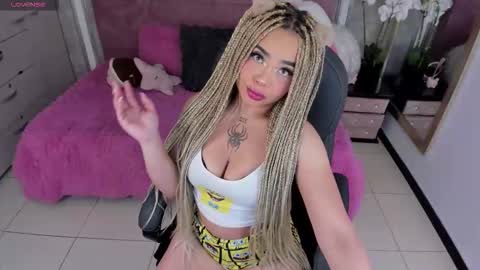 Snapshot of conny_curly chatting on November 30, 1:15 pm Conny online show from November 30, 1:15 pm