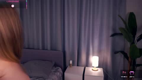 Snapshot of constanceglascov chatting on October 14, 6:36 am Hello im Sofia Welcme to my room .More hugs and kiss for you online show from October 14, 6:36 am