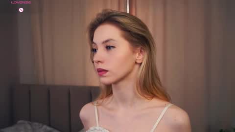 Snapshot of constanceglascov chatting on November 20, 6:35 am Hello im Sofia Welcme to my room .More hugs and kiss for you online show from November 20, 6:35 am