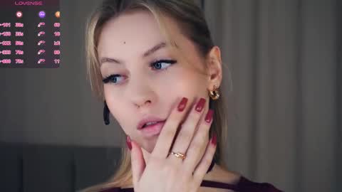 Snapshot of constanceglascov chatting on December 3, 6:32 am Hello im Sofia Welcme to my room .More hugs and kiss for you online show from December 3, 6:32 am