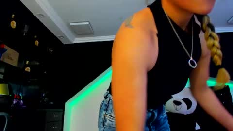 Snapshot of coral_gibson chatting on January 15, 12:04 pm Coral online show from January 15, 12:04 pm