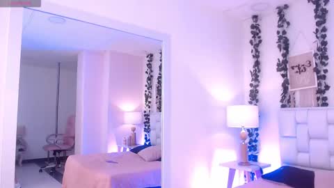 Snapshot of coralgh_ chatting on September 18, 12:29 pm Coral online show from September 18, 12:29 pm