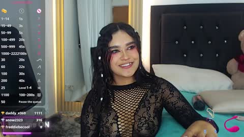 Snapshot of coraline_v chatting on December 5, 3:50 pm Coraline connected from 10 pm to 6 am Colombia time online show from December 5, 3:50 pm