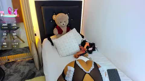 Snapshot of coraline_v chatting on November 27, 1:07 am Coraline connected from 10 pm to 6 am Colombia time online show from November 27, 1:07 am