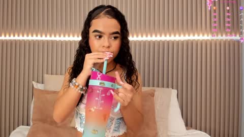 coralineross_ online show from January 31, 11:03 am