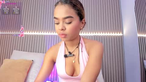 coralineross_ online show from September 12, 10:59 am