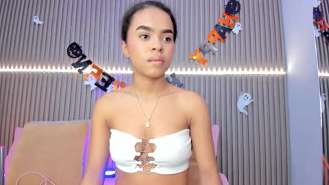 coralineross_ online show from October 14, 10:38 am