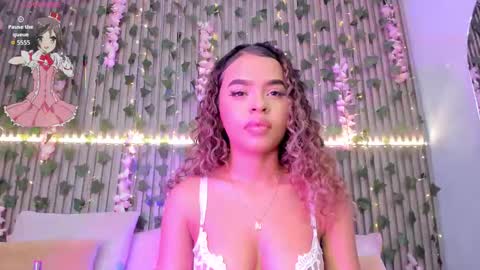 coralineross_ online show from November 1, 10:12 pm